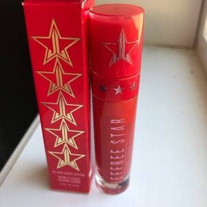 Jeffree Star velour liquid lip in “Checkmate”.
